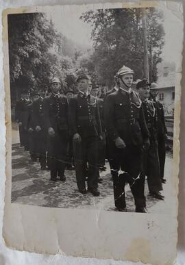 Feuerwehraufmarsch bei einer Prozession (Höhe vlg. Gasser)