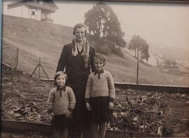 Maria Peskoller, geb. Greil mit ihren Töchtern Helga und Roswitha