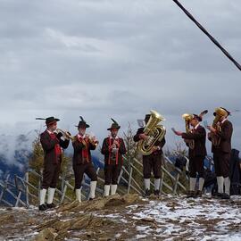 Musikalische Messgestaltung durch die Franz v. Defregger Musikkapelle Dölsch