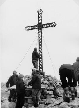 Roter Turm - 40 Jahre Gedenkkreuz