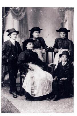 Familienfoto der Unterwirtskinder