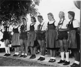 Tirolerhofplatz: Dölsacher Mädchenvolkstanzgruppe