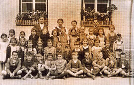 Volksschulgebäude Klassenfoto