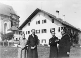 Kooperator Eder Pfarrer Moser und zwei Pfarrerköchinnen um 1940