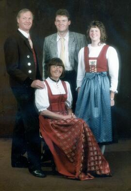 Anton Polin geb 1942 mit Kindern Anton und Iris und Frau Astrid geb Osterhues Firmung von Iris ca...