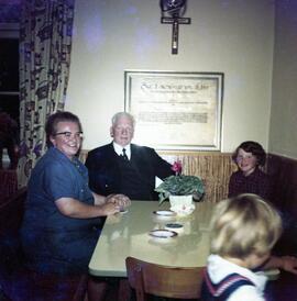 Beim Postwirt Cäcilia Widmoser Hörhager Josef Hildegard Widmoser und Helga Hörhager