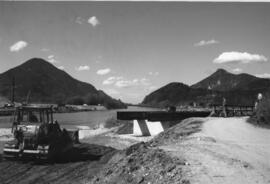 Innkraftwerk Bau neue Brücke bei Jennbacheinmündung in Inn Mai 1989