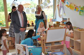 50 Jahre Kindergarten Ebbs 28 06 2024_LR Astrid Mair übt mit Kindern