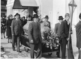 Begräbnis Prälat Sebastian Achorner Sargträger und Angehörige 25 04 1978