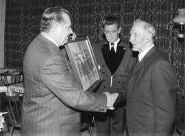 Seeber Johann Altbgm Buchberg Ehrenbürgerschaft durch Bgm Franz Hörhager und Vbgm Alois Kink 1977