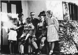 Familie Feger vor Ruepenhof Kaisertal 1941