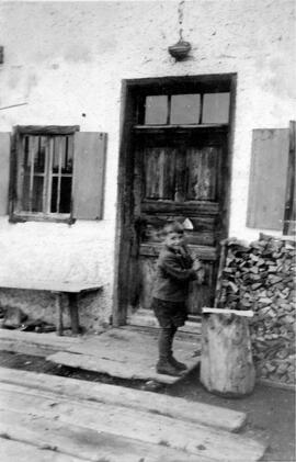 Postwirt Hörhager Richard beim Holzhacken ca 1942