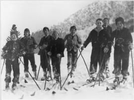 Schifahrer Burschen auf der Aschinger Alm um 1925