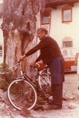 Kapfinger Goerg Hufschmied vulgo Stoana Irgä mit Fahrrad vor altem Kastanienbaum Sattlert Aug 1974