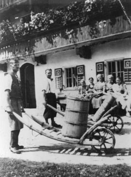 Geisler Peter Samerbauer und Anker Georg Manharter beim Molkeführen vor Lobach Oberndorf 1937