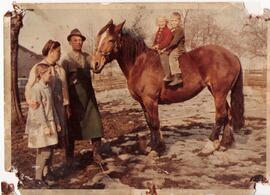 Grünbacher Jakob mit Familie ohne Jakob Jun mit Pferd im Schuasta Anger 1964