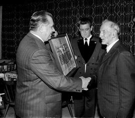 Ehrenbürger Altbgm. Seeber Johann mit Bgm. Franz Hörhager und Vbgm Alois Kink ca. 1980