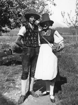 Rieser Pepi und Schmider Anna in Tracht 1925