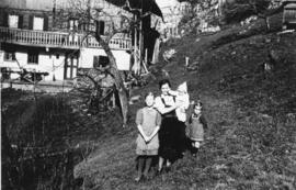 Rueppenhof Kaisertal Frau Feger mit Kindern Marianne (London) Käthe (Schweiz) und Trude 1941
