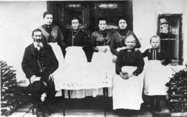 Familie Mitterer beim Lechner Bauern um 1900