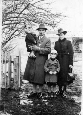 Mitterer Anton und Barbara mit Kindern Rudolf und Anton ca 1945