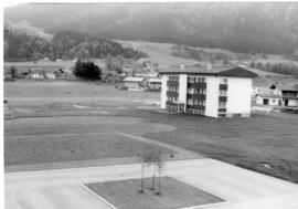 Blick von Hauptschule zum Lehrerwohnhaus Millauerstraße 1970