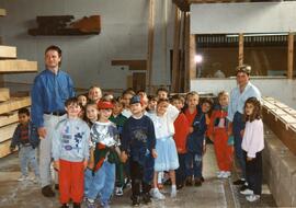 Ebbs Kindergarten besucht Zimmerei Freisinger 1994