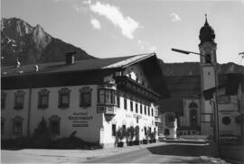 Unterwirt in Ebbs mit Kirche und Raiffeisenkasse Mai 1989