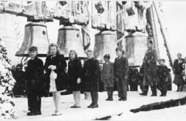 Pfarrkirche Ebbs Glockenweihe ausgestellte Glocken mit Kindern 1949