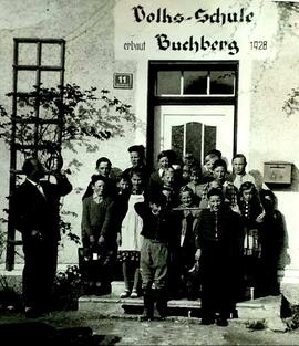 Volksschule Buchberg mit Oberlehrer Hans Holas ca. 1950