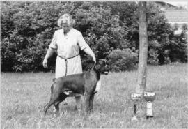 Oppacher Marianne Volksschuldirektorin mit prämiertem Hund 1990