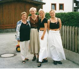 Astl Theresia mit ihren zwei Töchter Brigitte und Helga und Buchberger Renate 1999