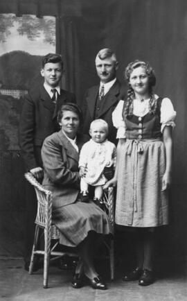 Ederegger Alois sen Oberndorf mit Familie