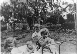 Anker Kinder im Garten 1941