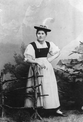 Lechner Bäurin aus Oberndorf mit sogenanntem Miadaleibi ca 1920