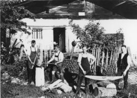 Brennholzmachen auf der Aschingeralm 1932