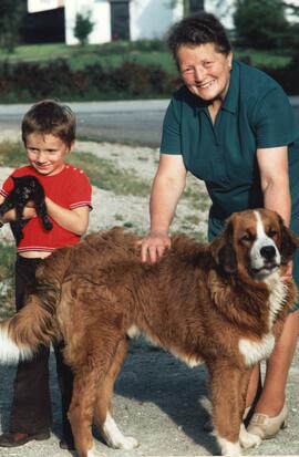 Anker Betty mit Hund Bernhardiner