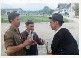 Gugglberger Fritz, Johann Astner und Hans Hörhager ca 1966 beim Schnapsln