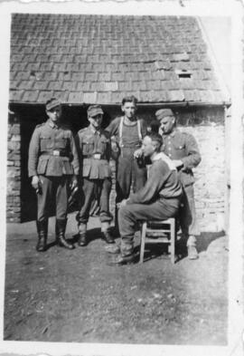 Vogl Josef Haare schneiden Wehrmach Frankreich 1944