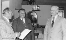Schulinspektor Fritz Böck und Bgm Franz Hörhager ehren OSR Dir Hans Becker Hauptschule Ebbs 1977