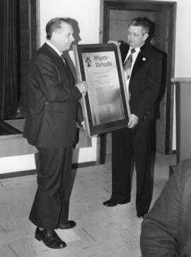 Bgm Hörhager Franz Verleihung Ehrenbürgerschaft von Ebbs durch BgmStv Alois Kink 1979