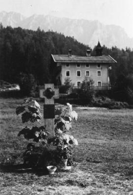 VS Buchberg Marterl Pfarrer Moser verstorben auf Schulweg 1952