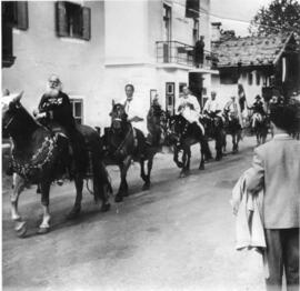 Feldpater Ortner auf Pferd Umzug in Kufstein um 1950