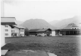Blick von Lehrerwohnhaus zu Hauptschule 1970