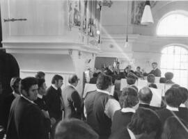 Pfarrkirche Ebbs Orgelweihe Kirchenchor auf Empore mit Dirigent und Organist Sebastian Thaler 1976