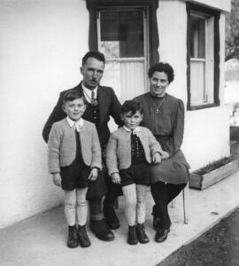 Familie Mitterer, Schmied Oberndorf mit den Buben Toni und Rudi ca 1945