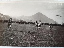 Fußball Spiel alter Sportplatz hinter Kirche ca 1960