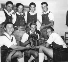 Schuhplattlergruppe Ebbs Buchberg beim Oberwirt mit Namen 1953
