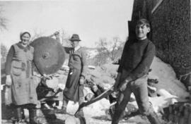 Holzschneiden beim Huberbauern in Buchberg 1943