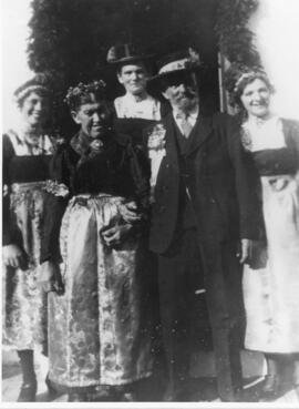 Lechner Bauer Goldene Hochzeit  in der Mitte Kaissen Bäurin und links Kusl Theresia 1925